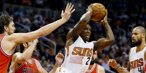 Phoenix Suns guard Eric Bledsoe (2) looks to pass around Chicago Bulls guard Kirk Hinrich (12) duri...