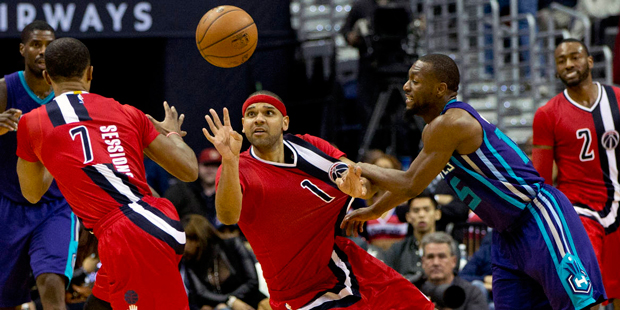 Washington Wizards forward Jared Dudley (1) passes the ball to guard Ramon Sessions (7) while guard...