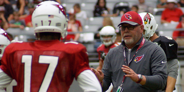 Bruce Arians instructs players at Cardinals practice on Aug. 5, 2016. (Adam Green/Arizona Sports)...