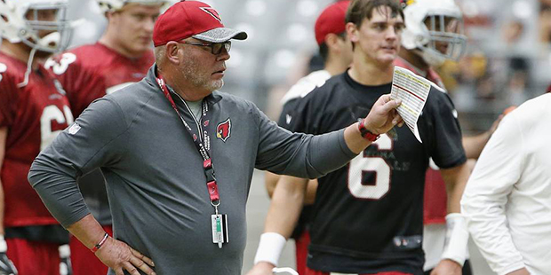 Arizona Cardinals head coach Bruce Arians gives instructions to his players on the field during pra...
