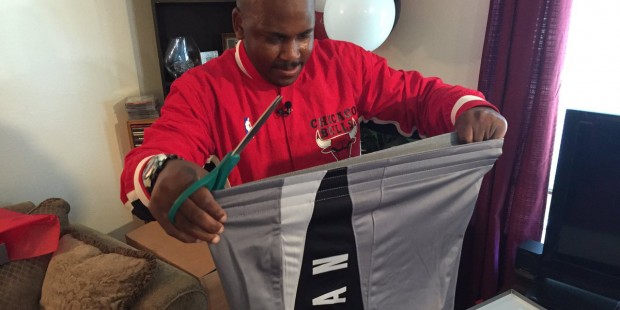 Pickup basketball player mimics Michael Jordan's wardrobe from