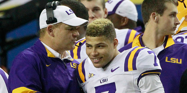 LSU head coach Les Miles speaks to cornerback Tyrann Mathieu (7) late in the second half of the Sou...