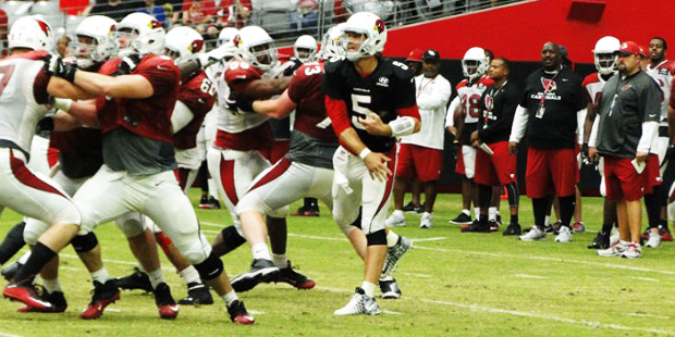 Drew Stanton has time to get off a throw in the Arizona Cardinals' practice Tuesday, Aug.9, 2016. (...