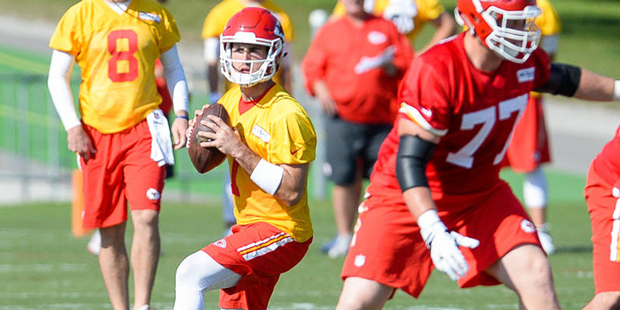 Kansas City Chiefs quarterback Aaron Murray looks for a receiver during the NFL football team's tra...
