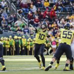 Oregon quarterback Justin Herbert (10, passes in the second quarter against Arizona in an NCAA college football game Saturday, Oct. 29, 2016 in Eugene, Ore. (AP Photo/Thomas Boyd)