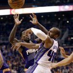 Sacramento Kings guard Arron Afflalo (40) loses the ball under pressure from Phoenix Suns guard Eric Bledsoe, left, during the first half of an NBA basketball game, Wednesday, Oct. 26, 2016, in Phoenix. (AP Photo/Matt York)