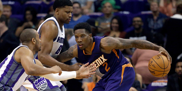 Phoenix Suns guard Eric Bledsoe (2) is pressured by Sacramento Kings forward Rudy Gay (8) and Sacra...
