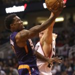 Phoenix Suns guard Eric Bledsoe, left, drives against Portland Trail Blazers forward Mason Plumlee during the second half of an NBA basketball game, Wednesday, Nov. 2, 2016, in Phoenix. Phoenix defeated Portland 118-115 in overtime. (AP Photo/Rick Scuteri)