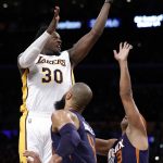 Los Angeles Lakers forward Julius Randle (30) shoots over Phoenix Suns center Tyson Chandler (4) and forward Jared Dudley (3) during the first half of an NBA basketball game in Los Angeles, Sunday, Nov. 6, 2016. (AP Photo/Alex Gallardo)