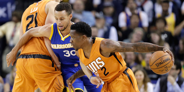 Eric Bledsoe drives against Stephen Curry in the Phoenix Suns' 133-120 loss to the Golden State War...