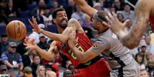 Atlanta Hawks forward Thabo Sefolosha (25) passes around Phoenix Suns forward Jared Dudley during t...