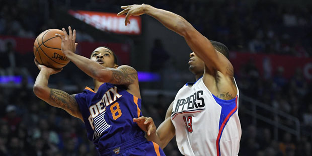 Phoenix Suns guard Tyler Ulis, left, shoots as Los Angeles Clippers forward Wesley Johnson defends ...