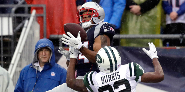New England Patriots wide receiver Michael Floyd (14) catches a pass as New York Jets cornerback Ju...