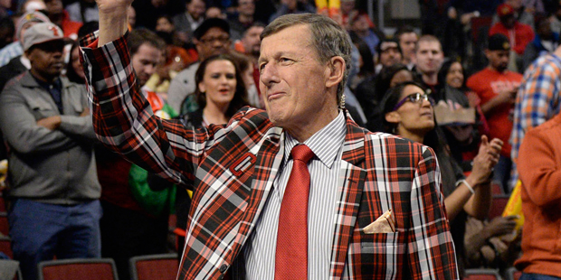 FILE - In this March 5, 2015, file photo, Craig Sager acknowledges the crowd during a timeout in an...