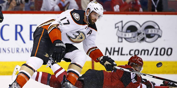 Anaheim Ducks center Ryan Kesler (17) controls the puck in front of Arizona Coyotes left wing Antho...