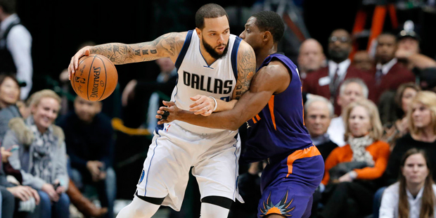 Dallas Mavericks' Deron Williams, left, works against Phoenix Suns' Brandon Knight for a shot oppor...