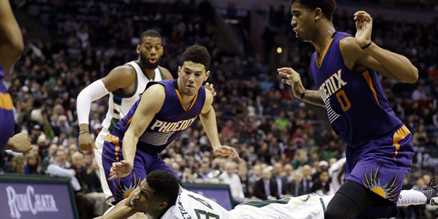 Milwaukee Bucks' Giannis Antetokounmpo (34) dives for the ball against Phoenix Suns' Devin Booker (...