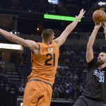 Memphis Grizzlies center Marc Gasol (33) shoots against Phoenix Suns center Alex Len (21) in the first half of an NBA basketball game Tuesday, Feb. 28, 2017, in Memphis, Tenn. (AP Photo/Brandon Dill)