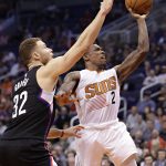 Phoenix Suns guard Eric Bledsoe (2) shoots past Los Angeles Clippers forward Blake Griffin (32) during the second half of an NBA basketball game, Wednesday, Feb. 1, 2017, in Phoenix. (AP Photo/Matt York)