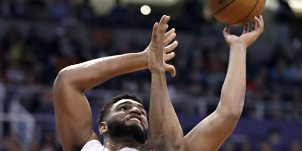 Phoenix Suns forward Alan Williams (15) shoots over Chicago Bulls forward Cristiano Felicio (6) dur...