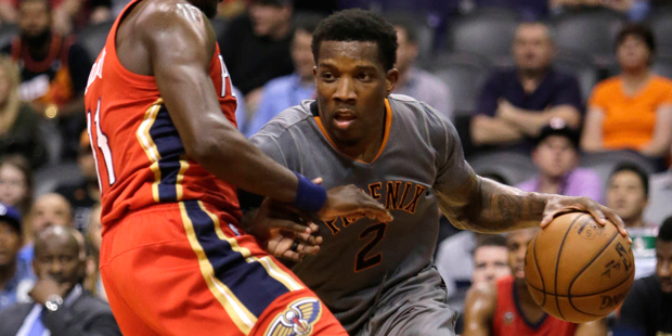 Phoenix Suns guard Eric Bledsoe (2) drives on New Orleans Pelicans guard Jrue Holiday in the third ...