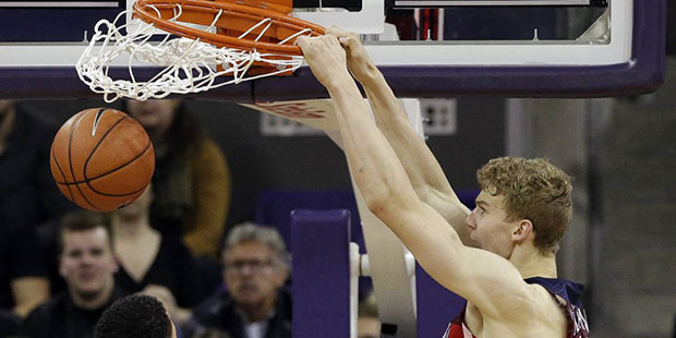 Arizona's Lauri Markkanen dunks against Washington during the second half of an NCAA college basket...