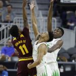 Oregon's Chris Boucher, right, and Oregon's Tyler Dorsey, center, try to block a shot by Arizona State's Shannon Evans II during the first half of an NCAA college basketball game in the quarterfinals of the Pac-12 men's tournament Thursday, March 9, 2017, in Las Vegas. (AP Photo/John Locher)