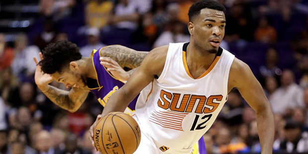 Phoenix Suns forward T.J. Warren (12) moves the ball past Los Angeles Lakers forward Brandon Ingram...