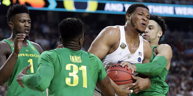 North Carolina's Kennedy Meeks drives between Oregon's Dylan Ennis (31) and Dillon Brooks during th...