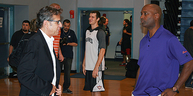 Suns broadcaster Steve Albert and then-Suns GM Lance Blanks at training camp in San Diego. (Photo: ...
