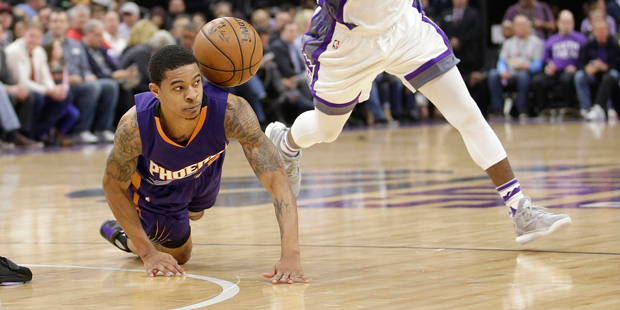 Phoenix Suns guard Tyler Ulis, left, goes to the floor for the ball as Sacramento Kings guard Ty La...