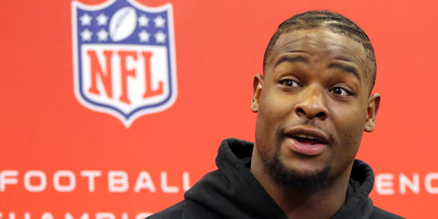 Pittsburgh Steelers running back Le'Veon Bell talks with reporters before their NFL football practi...