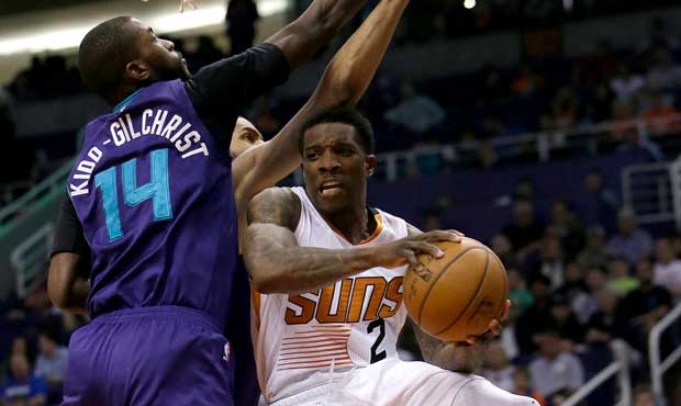 Phoenix Suns guard Eric Bledsoe (2) drives on Charlotte Hornets forward Michael Kidd-Gilchrist in t...