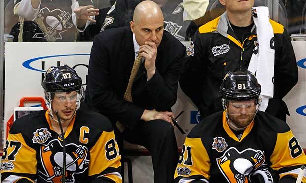 Pittsburgh Penguins assistant coach Rick Tocchet stands behind Sidney Crosby (87) and Phil Kessel (...