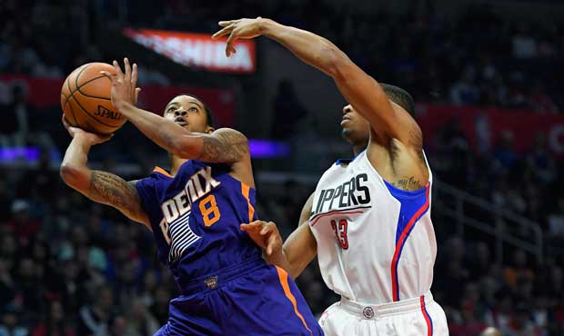 Phoenix Suns guard Tyler Ulis, left, shoots as Los Angeles Clippers forward Wesley Johnson defends ...