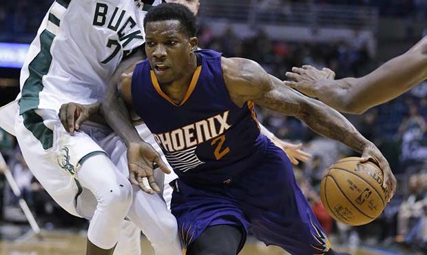 Phoenix Suns' Eric Bledsoe (2) drives against the Milwaukee Bucks' Thon Maker (7) during the second...