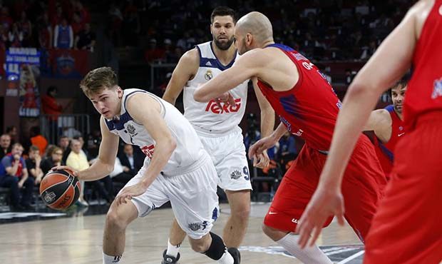 CSKA Moscow's James Augustine, right, defends against Real Madrid's Luka Doncic during their Final ...