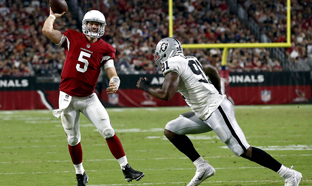 Arizona Cardinals quarterback Drew Stanton (5) throws for a touchdown as Oakland Raiders linebacker...