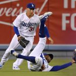 Los Angeles Dodgers left fielder Curtis Granderson, right, makes a snow cone catch on a ball hit by Arizona Diamondbacks' Daniel Descalso as center fielder Joc Pederson watches during the first inning of a baseball game, Wednesday, Sept. 6, 2017, in Los Angeles. (AP Photo/Mark J. Terrill)