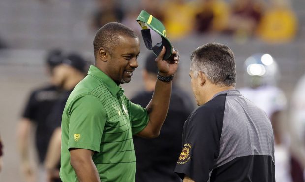 Oregon coach Willie Taggart, left, talks to Arizona State coach Todd Graham before an NCAA college ...