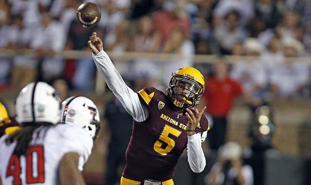 Arizona State's Manny Wilkins (5) passes the ball during an NCAA college football game against Texa...