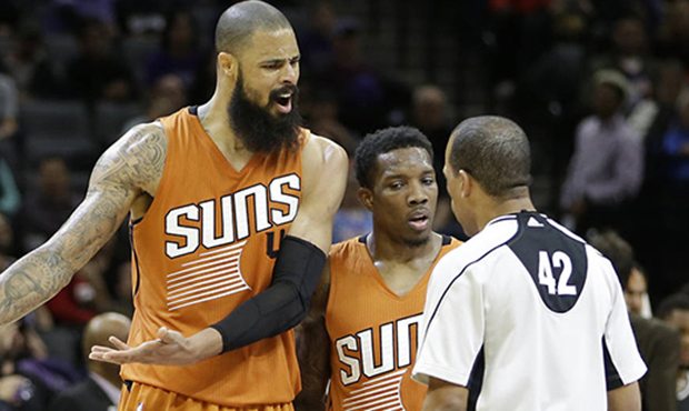 Phoenix Suns' Tyson Chandler, center, and Eric Bledsoe question referee Eric Lewis about a call as ...