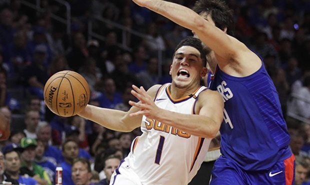 Devin Booker leads Suns to rout of Pistons