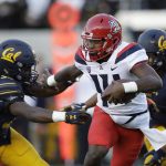 Arizona quarterback Khalil Tate, center, runs for a touchdown past California linebacker Alex Funches, left,during the first half of an NCAA college football game Saturday, Oct. 21, 2017, in Berkeley, Calif. (AP Photo/Marcio Jose Sanchez)