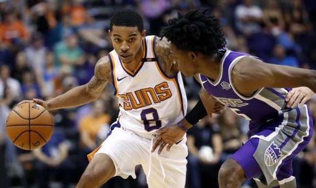 Phoenix Suns guard Tyler Ulis (8) drives against Sacramento Kings guard De'Aaron Fox during the sec...