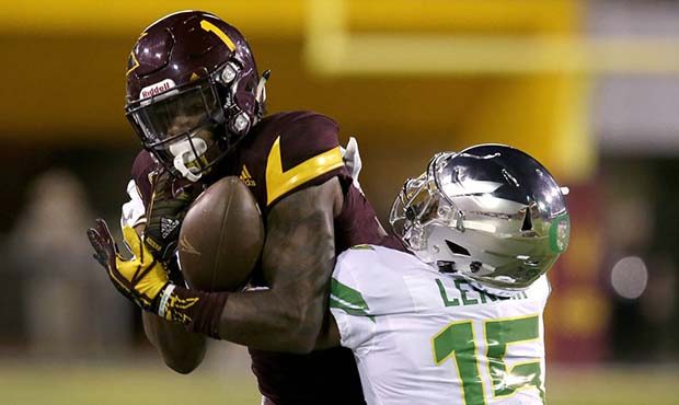 Arizona State wide receiver N'Keal Harry (1) makes the catch over Oregon cornerback Deommodore Leno...
