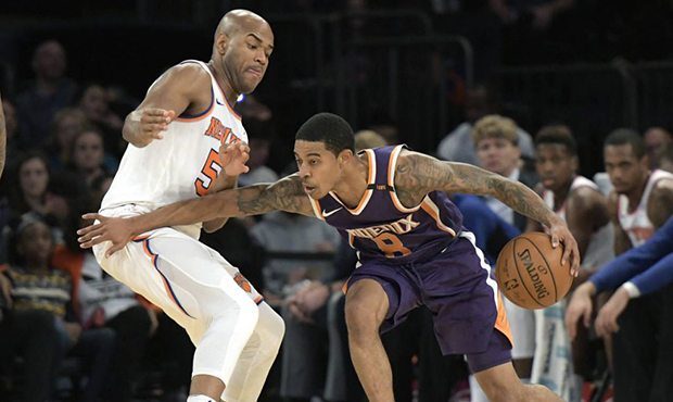 Phoenix Suns guard Tyler Ulis, right, holds off New York Knicks guard Jarrett Jack (55) during the ...