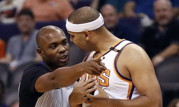 Phoenix Suns forward Jared Dudley argues a call with referee Eli Roe during the first half of an NB...
