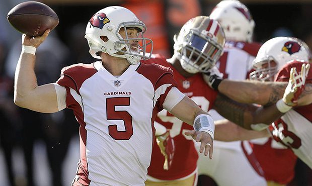 Arizona Cardinals quarterback Drew Stanton (5) passes against the San Francisco 49ers during the fi...