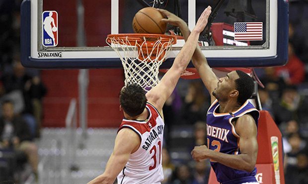 Phoenix Suns forward TJ Warren, right, goes to the basket against Washington Wizards guard Tomas Sa...